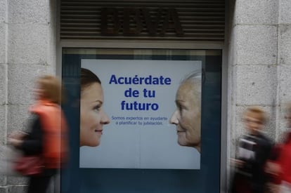 Oferta sobre planes de pensiones en una oficina bancaria de Madrid
