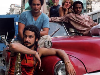 Alberto Yoel, detrás a la izquierda, y Roberto Álvarez (en primer plano), en una imagen de <i>Habana Blues,</i><b> de Benito Zambrano<b>.