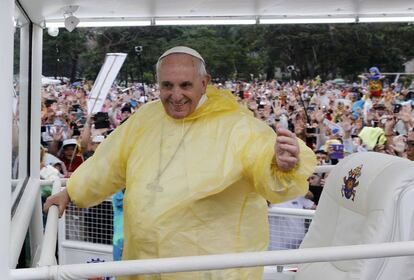 El papa Francisco saluda a los fieles a su llegada a la misa multitudinaria que ha celebrado en Manila. 
