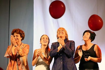 Bachelet, con su madre Ángela Jeria (izquierda) y sus hijas Sofía y Francisca (derecha), celebra la victoria en Santiago.