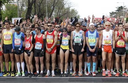 Los corredores guardan un minuto de silencio por Boston momentos antes de la salida.