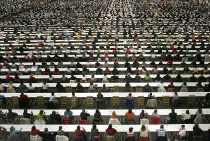 Decenas de opositores, durante la última OPE celebrada por Osakidetza, en 2008.