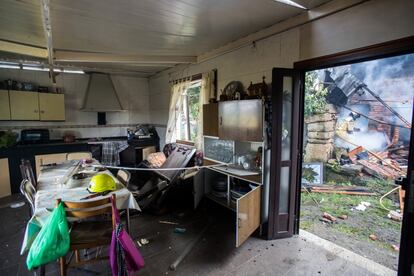 Por su parte, fuentes policiales citadas por la agencia de noticias Europa Press elevan a cuatro las víctimas mortales. En la imagen, destrozos en una vivienda colindante.