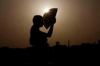 Una mujer se abanicaba al atardecer en Córdoba, este domingo. 