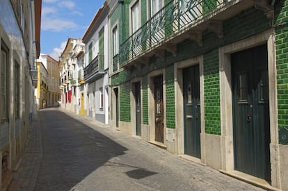 La primera ciudad del Baixo Alentejo es sencilla, acogedora y nada turística, con un centro amurallado y algunos puntos de interés, todos ellos muy próximos entre sí y visitables a pie. Y en los que no falta la referencia romana. Con frecuencia ninguneada como una versión vulgar de Évora, Beja tiene cierto complejo de inferioridad, aunque no debería. Sus pintorescas plazas y sus buenos restaurantes invitan a parar y a relajarse para disfrutar de la genuina esencia portuguesa.