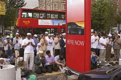 Musulmanes de diferentes nacionalidades rezan frente a una mezquita en Whitechapel, en el East End de Londres.