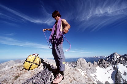 Carlos Suárez, en la pared del Naranjo de Bulnes durante un descanso en una imagen en junio de 1996.