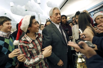 Mario Vargas Llosa, ayer entre los estudiantes de la escuela de Rinkeby, un barrio multicultural de Estocolmo.