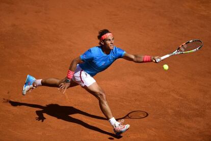 Nadal golpea la pelota en el partido ante Berdych