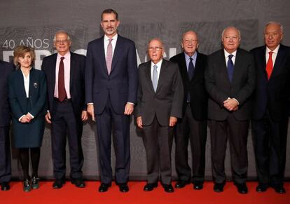 A la derecha del Rey, la ministra de Sanidad, María Luisa Carcedo, y el ministro de Exteriores, Josep Borell. A su izquierda, los exministros Oreja, Westendorp. Moratinos y García-Margallo.