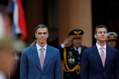 Pedro Sánchez y Santiago Peña, la semana pasada en Asunción.