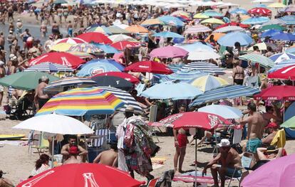 El sector servicios lidera la caída del paro. En la imagen, una playa de Cullera, Valencia.