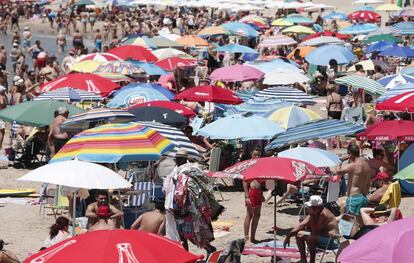 El sector servicios lidera la ca&iacute;da del paro. En la imagen, una playa de Cullera, Valencia. 