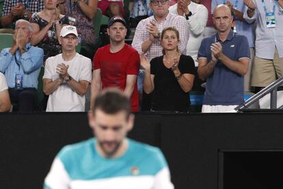 Mirka Federer, esposa de Roger Federer, aplaude una jugada durante la final del Open de Australia, el 28 de enero de 2018.
