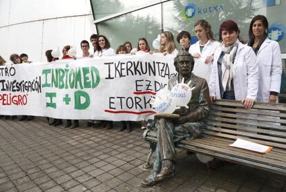 Trabajadores de Inbiomed se manifiestan contra los despidos y la situación del centro.