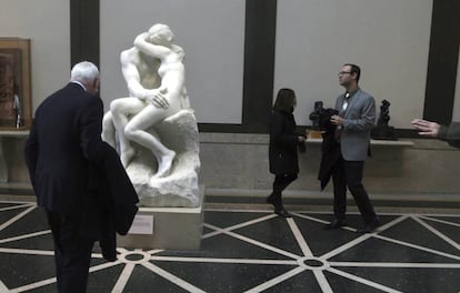 Visitantes en el Museo Rodin, de Filadelfia, durante la ceremonia este viernes por el centenario de la muerte del escultor francés Auguste Rodin.
