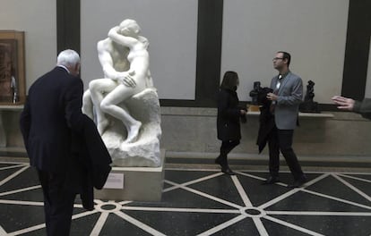 Visitantes en el Museo Rodin, de Filadelfia, durante la ceremonia este viernes por el centenario de la muerte del escultor franc&eacute;s Auguste Rodin.