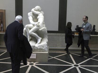 Visitantes en el Museo Rodin, de Filadelfia, durante la ceremonia este viernes por el centenario de la muerte del escultor franc&eacute;s Auguste Rodin.