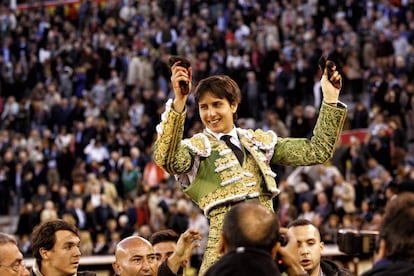 El torero Roca Rey, a hombros tras cortar dos orejas a su segundo toro hoy en Las Ventas.