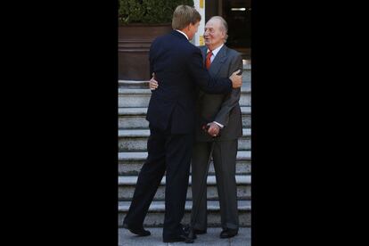 El rey Guillermo Alejandro saluda cari&ntilde;osamente a don Juan Carlos a su llegada a La Zarzuela. 