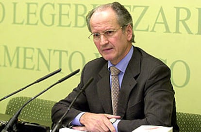 El presidente del Parlamento vasco, Juan María Atutxa, durante la rueda de prensa.