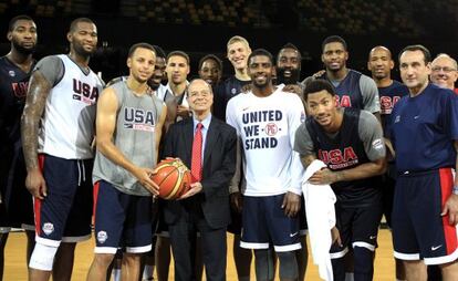 Ibon Areso, alcalde de Bilbao, junto a los jugadores y t&eacute;cnicos de la selecci&oacute;n estadounidense de baloncesto.