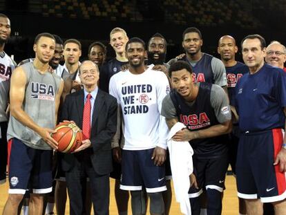 Ibon Areso, alcalde de Bilbao, junto a los jugadores y t&eacute;cnicos de la selecci&oacute;n estadounidense de baloncesto.