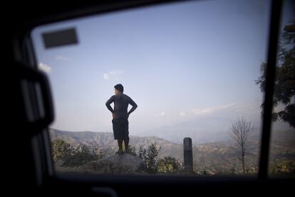 Era la primera vez que salía de Europa y sentía que tenía que capturar todas aquellas escenas que observaban mis ojos. ¿Qué mejor manera que hacerlo desde el coche, sin perturbar el momento por la presencia de un fotógrafo? Aquí una selección con las reflexiones que me suscitaron. "La vida tendría que ser tan sencilla como subirse a una roca, dejar pasar el tiempo y observar, sólo observar". Un hombre contempla el paisaje subido en una piedra en una zona rural cerca de Katmandú, capital de Nepal.