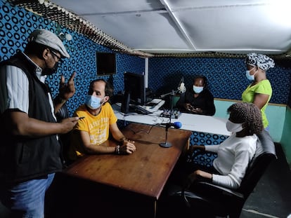 Parte del equipo estable de la estación de radio comunitaria de Maputo, durante una reunión en las instalaciones de la emisora.