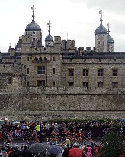 Las atletas pasan por delante de la Torre de Londres.