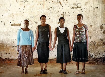 Adolescentes como las de esta fotografa, tomada en el distrito de Salima, montan clubes para hacer frente al machismo y animarse para continuar sus estudios de secundaria.