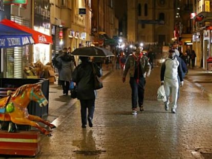 La calle de la República, en Saint-Denis, todavía cerrada al tráfico ayer.