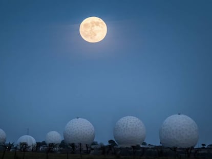 La luna llena sobre el centro de vigilancia RAF Menwith Hill, cerca de Harrogate (Reino Unido), este viernes.