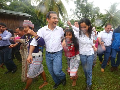 El expresidente de Perú Ollanta Humala y su esposa, Nadine Heredia, en una ceremonia con integrantes de una comunidad indígena.