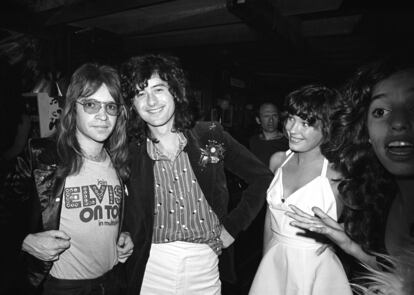 Pamela Des Barres, junto a Rodney Bingenheimer y el guitarrista de Led Zeppelin, Jimmy Page, en una fiesta del club Rodney's English Disco, en 1973.