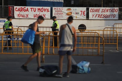 Los locales que rodean el recinto del Arenal Sound hacen su agosto y ofrecen servicios cada vez más apreciados conforme avanza el festival.