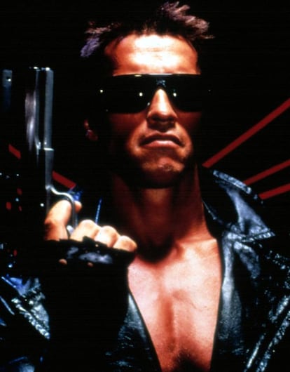 Muchos nos criamos en un mundo en el que Arnold Schwarzenegger (Austria, 1947) era la mayor estrella del planeta. Metafórica y literalmente, porque desde los créditos de 'Comando' ya nos quedó claro que esos bíceps sencillamente no caben en una pantalla de cine normal. Schwarzenegger era una forma de hacer cine en sí mismo. Un tipo consciente de que es más estrella que actor, y que acudía puntual cada mañana al rodaje y promocionaba sus películas con un entusiasmo casi infantil. "Es igual que la primera", decía en 1991 de 'Terminator 2', "pero mucho más grande". No mentía. Él sólo convirtió el cine de acción en un producto de consumo colosal, un entretenimiento masivo y un escapismo de la realidad en la que, a pesar de las explosiones y los tiros 'pacifistas' en las rodillas, los buenos siempre ganaban. Hoy está casi retirado, pero puede sentirse orgulloso de haber transformado Hollywood con una actitud profesional, apasionada y autoconsciente. Y nunca, en ninguna de sus películas, ha dado un paso atrás. No es una mala filosofía de vida.