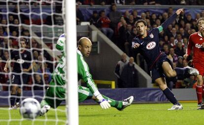 Maxi , del Atletico Madrid, bate al portero del Liverpool, José Reina, en el partido de la Liga de Campeones, en el estadio de Anfield, en Liverpool. Liverpool 1 Atletico de Madrid 1 (2008).