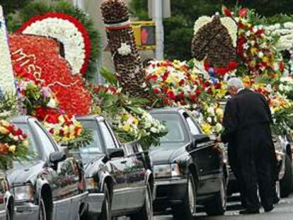 El cortejo fúnebre de John Gotti se dispone a partir hacia el cementerio de Saint John, en el barrio de Queens.