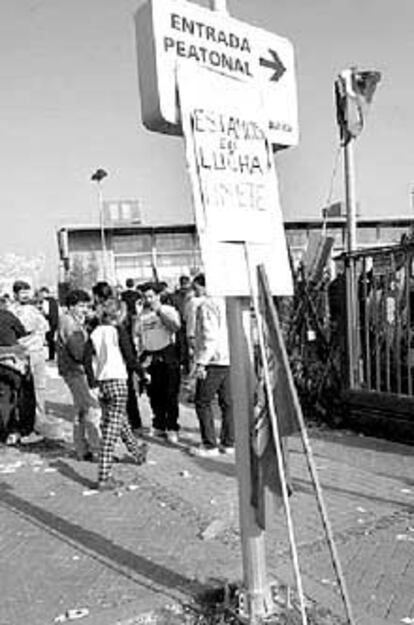 Un piquete ante la puerta de Gamesa en Miñano.