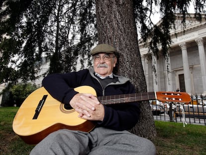 José Antonio Labordeta con su guitarra en la puerta del Congreso de los Diputados en Madrid, el 9 de enero de 2008.