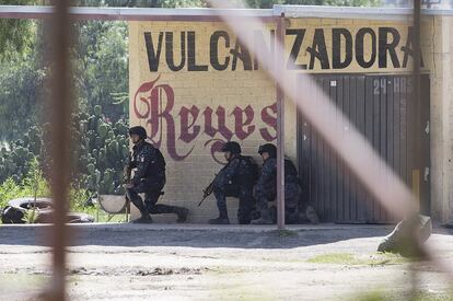 Policías se resguardan durante un enfrentamiento, con maestros en el poblado de Hitzo, del sureño estado de Oaxaca contrarios a la reforma educativa.