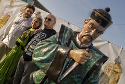 De izquierda a derecha, Santiago Gamboa, Laura Esquivel y Petros Markaris, fotografiados en el recinto de la Semana Negra de Gijón.