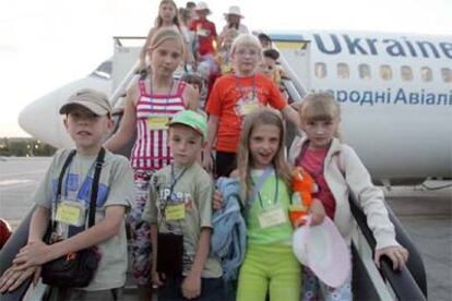 Un grupo de niños de Chernóbil, en el aeropuerto de Kiev.