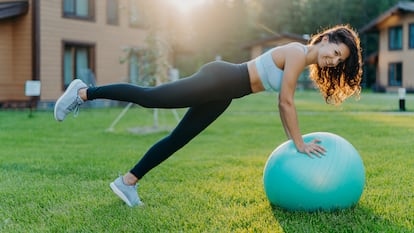 Además de ser ideal para rutinas de entrenamiento, esta pelota de resistencia sirve para embarazadas y como silla de escritorio.