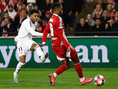 Rodrygo remata a gol para adelantar al Real Madrid.