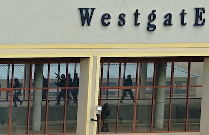Un grupo de soldados kenianos en el interior del centro comercial Westgate de Nairobi tras acceder por la terraza superior del edificio, hoy martes 24 de septiembre.  