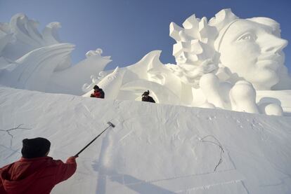 Los escultores de nieve dan los últimos toques a la gran protagonista de Snow World 2017, bautizada como 'canción de nieve', una monumental escultura en cuya construcción se han empleado 30.000 metros cúbicos de nieve, que tiene 31 metros de altura y 103 metros de longitud.