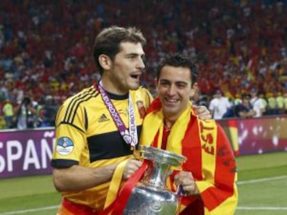 Iker Casillas y Xavi Hernández celebran la Eurocopa