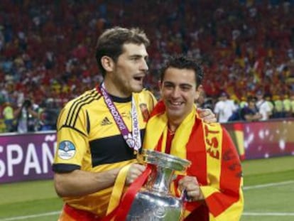 Iker Casillas y Xavi Hernández celebran la Eurocopa